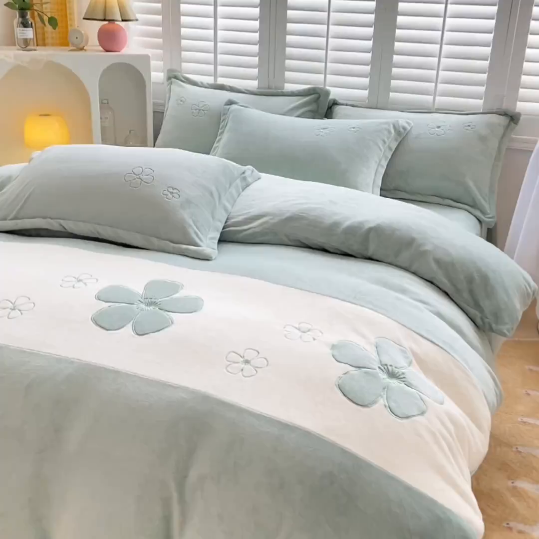 91家纺网 家纺一手货源 找家纺 你好美丽 2025新款200克牛奶绒刺绣四件套 花香四溢绿