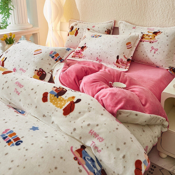 91家纺网 家纺一手货源 找家纺 喜梦缘家纺 2025新款小版牛奶绒印花四件套系列 腊肠派对