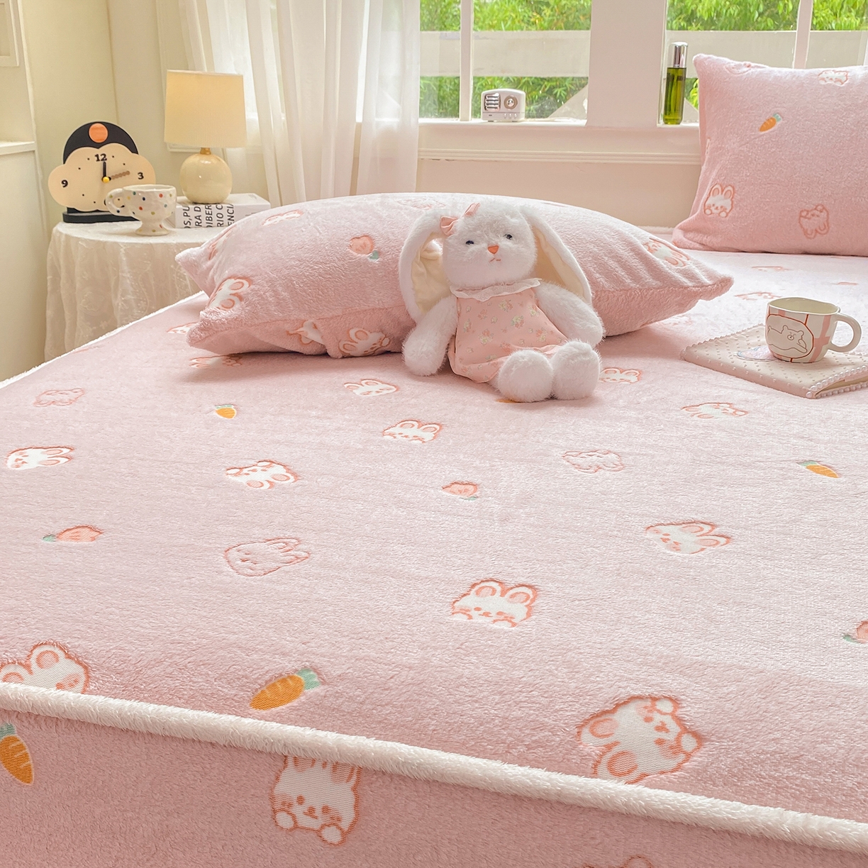 91家纺网 家纺一手货源 找家纺 眠势力 2025新款250g双面绒床笠单件三件套刺绣款高克重牛奶绒床垫保护套 小白兔【双面绒刺绣款】