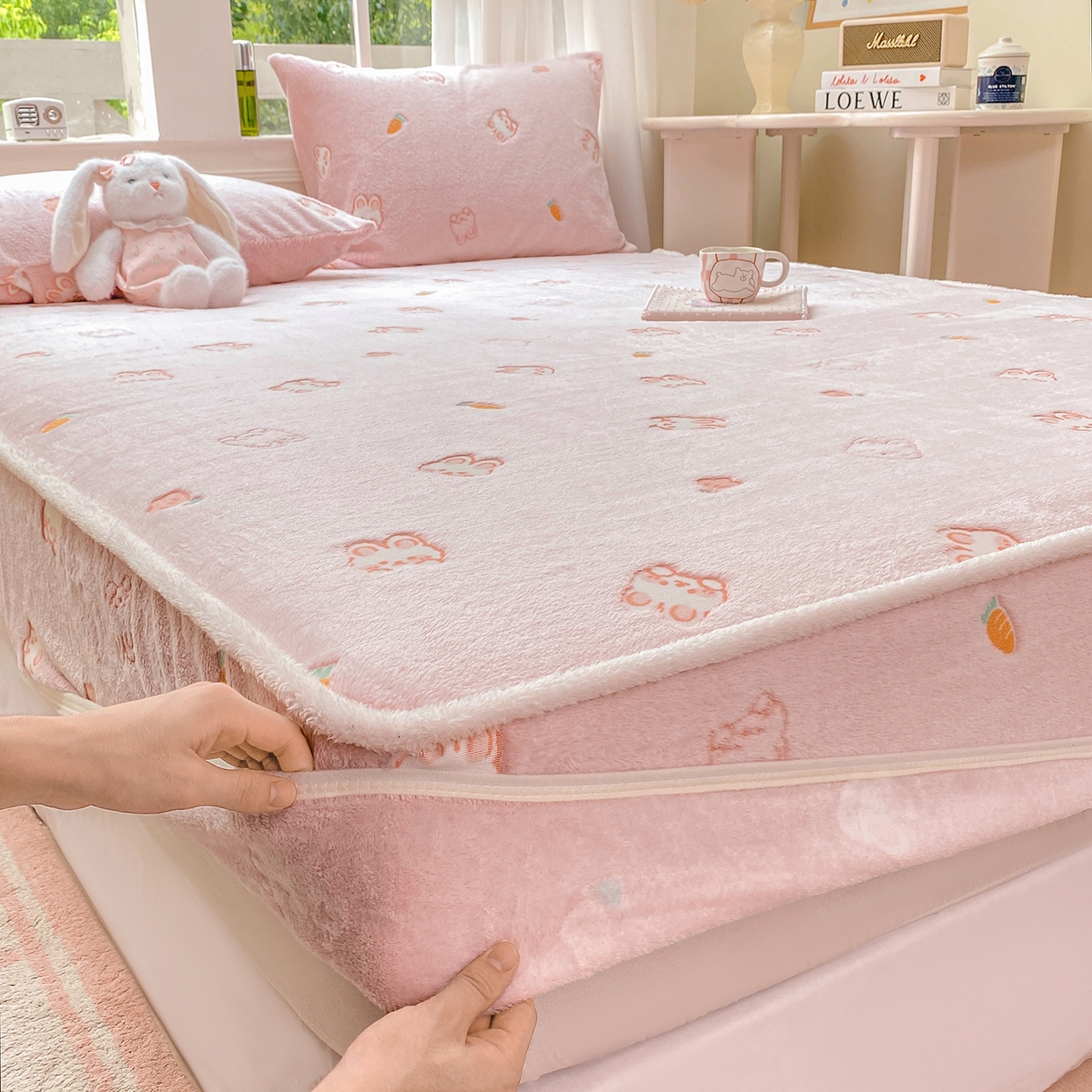 91家纺网 家纺一手货源 找家纺 眠势力 2025新款250g双面绒床笠单件三件套刺绣款高克重牛奶绒床垫保护套 小白兔【双面绒刺绣款】