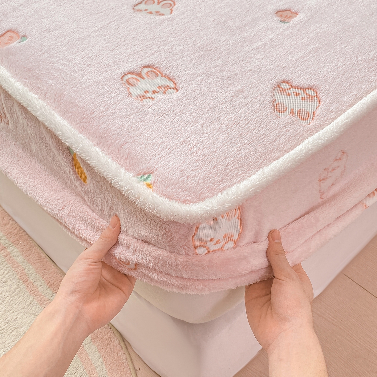 91家纺网 家纺一手货源 找家纺 眠势力 2025新款250g双面绒床笠单件三件套刺绣款高克重牛奶绒床垫保护套 小白兔【双面绒刺绣款】