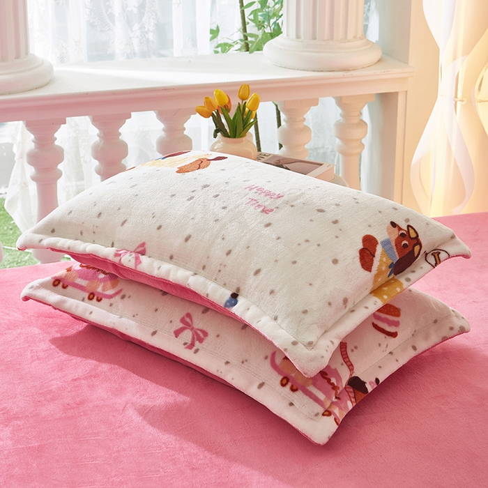 91家纺网 家纺一手货源 找家纺 喜梦缘家纺 2025新款小版牛奶绒印花四件套系列 腊肠派对