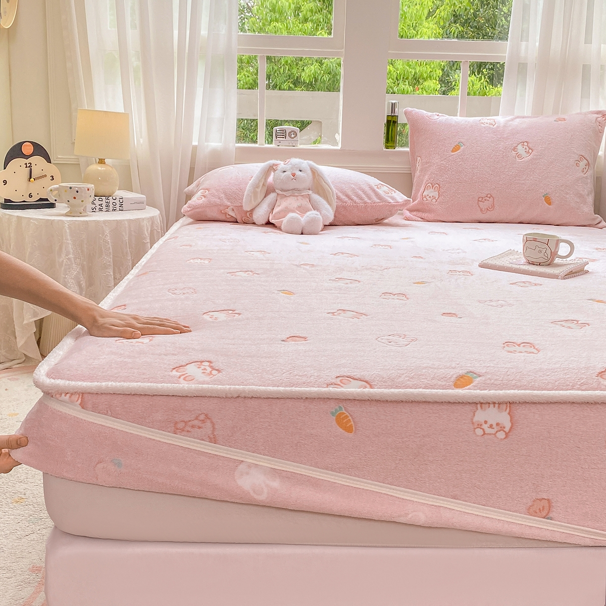 91家纺网 家纺一手货源 找家纺 眠势力 2025新款250g双面绒床笠单件三件套刺绣款高克重牛奶绒床垫保护套 小白兔【双面绒刺绣款】