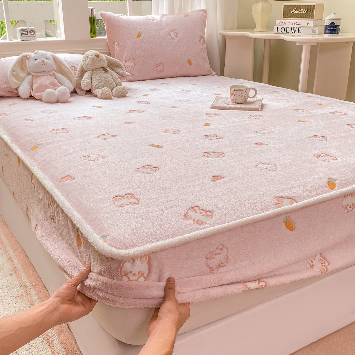 91家纺网 家纺一手货源 找家纺 眠势力 2025新款250g双面绒床笠单件三件套刺绣款高克重牛奶绒床垫保护套 小白兔【双面绒刺绣款】