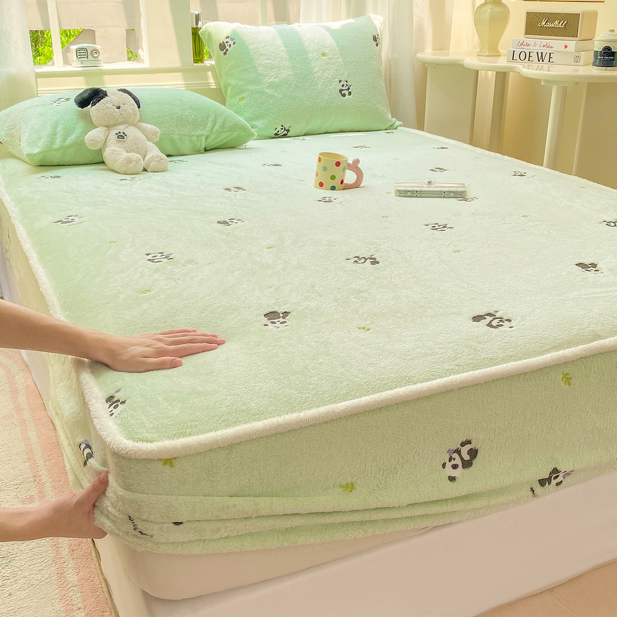 91家纺网 家纺一手货源 找家纺 眠势力 2025新款250g双面绒床笠单件三件套刺绣款高克重牛奶绒床垫保护套 熊猫绿【双面绒刺绣款】
