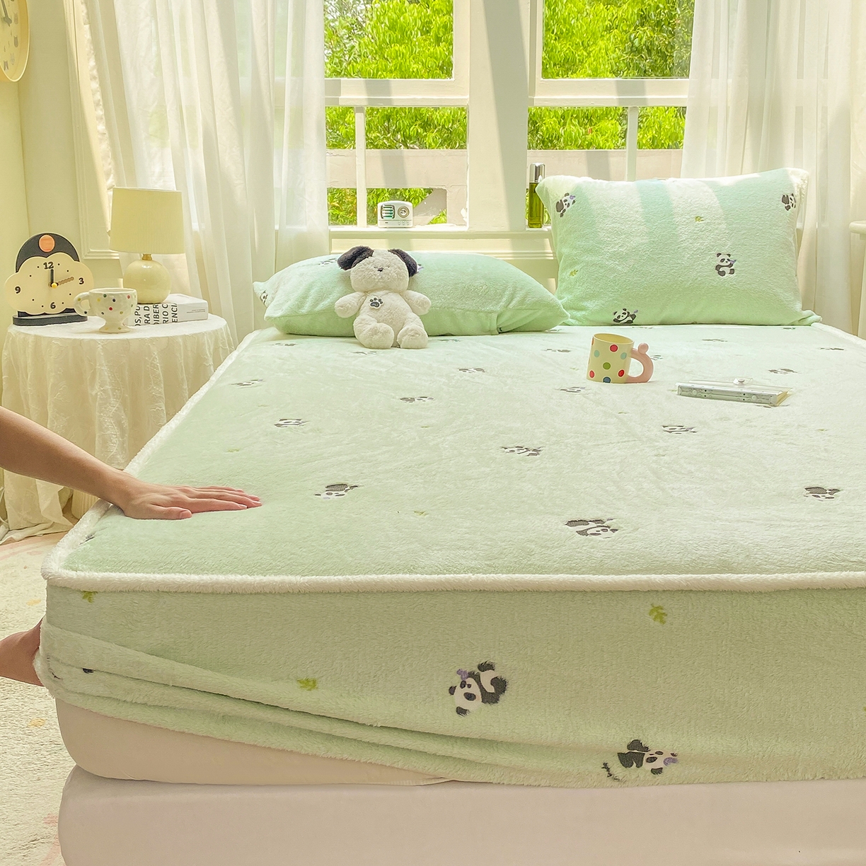 91家纺网 家纺一手货源 找家纺 眠势力 2025新款250g双面绒床笠单件三件套刺绣款高克重牛奶绒床垫保护套 熊猫绿【双面绒刺绣款】
