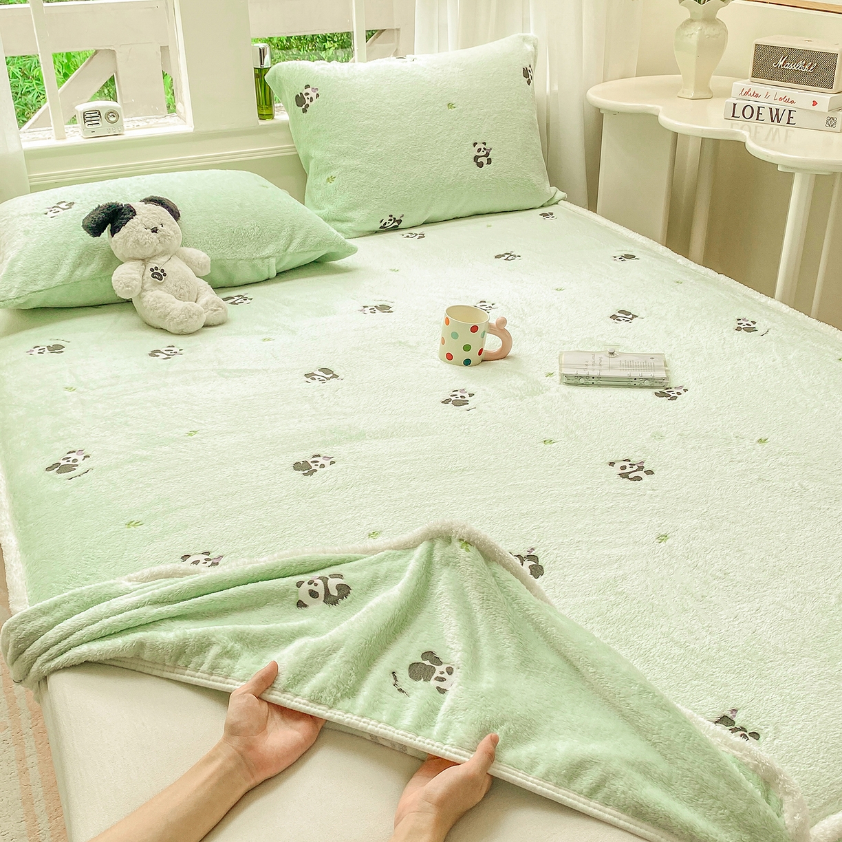 91家纺网 家纺一手货源 找家纺 眠势力 2025新款250g双面绒床笠单件三件套刺绣款高克重牛奶绒床垫保护套 熊猫绿【双面绒刺绣款】