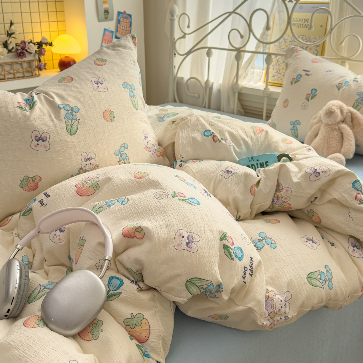 91家纺网 家纺一手货源 找家纺 卡斯诺家纺馆 2025新款A类皱皱棉双层纱印花四件套 草莓乐园