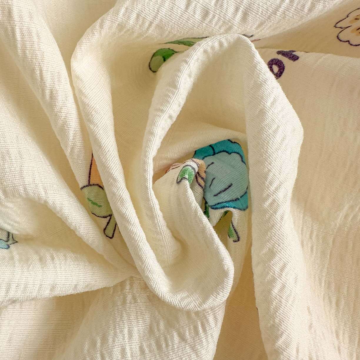 91家纺网 家纺一手货源 找家纺 卡斯诺家纺馆 2025新款A类皱皱棉双层纱印花四件套 草莓乐园