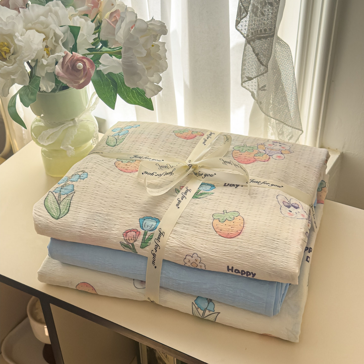 91家纺网 家纺一手货源 找家纺 卡斯诺家纺馆 2025新款A类皱皱棉双层纱印花四件套 草莓乐园