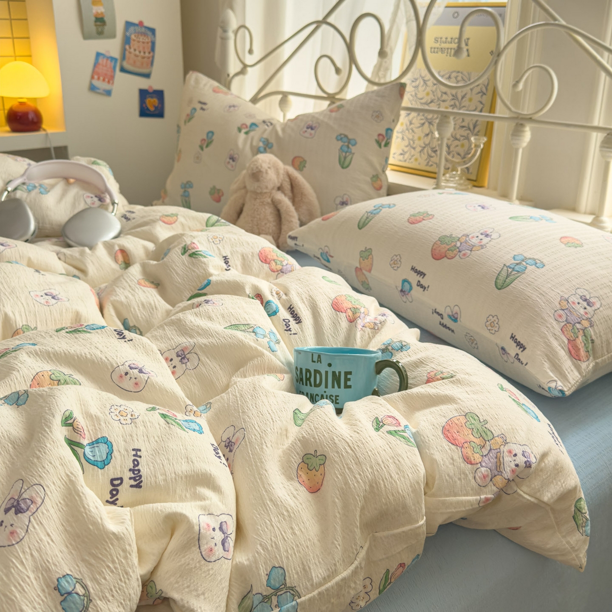 91家纺网 家纺一手货源 找家纺 卡斯诺家纺馆 2025新款A类皱皱棉双层纱印花四件套 草莓乐园