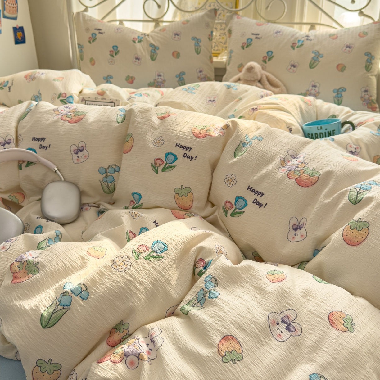 91家纺网 家纺一手货源 找家纺 卡斯诺家纺馆 2025新款A类皱皱棉双层纱印花四件套 草莓乐园