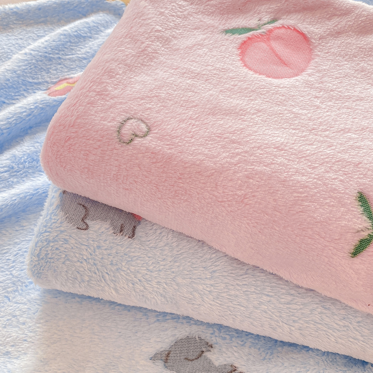 91家纺网 家纺一手货源 找家纺 眠势力 2025新款250g双面绒床笠单件三件套刺绣款高克重牛奶绒床垫保护套 组合图仅供展示不可下单