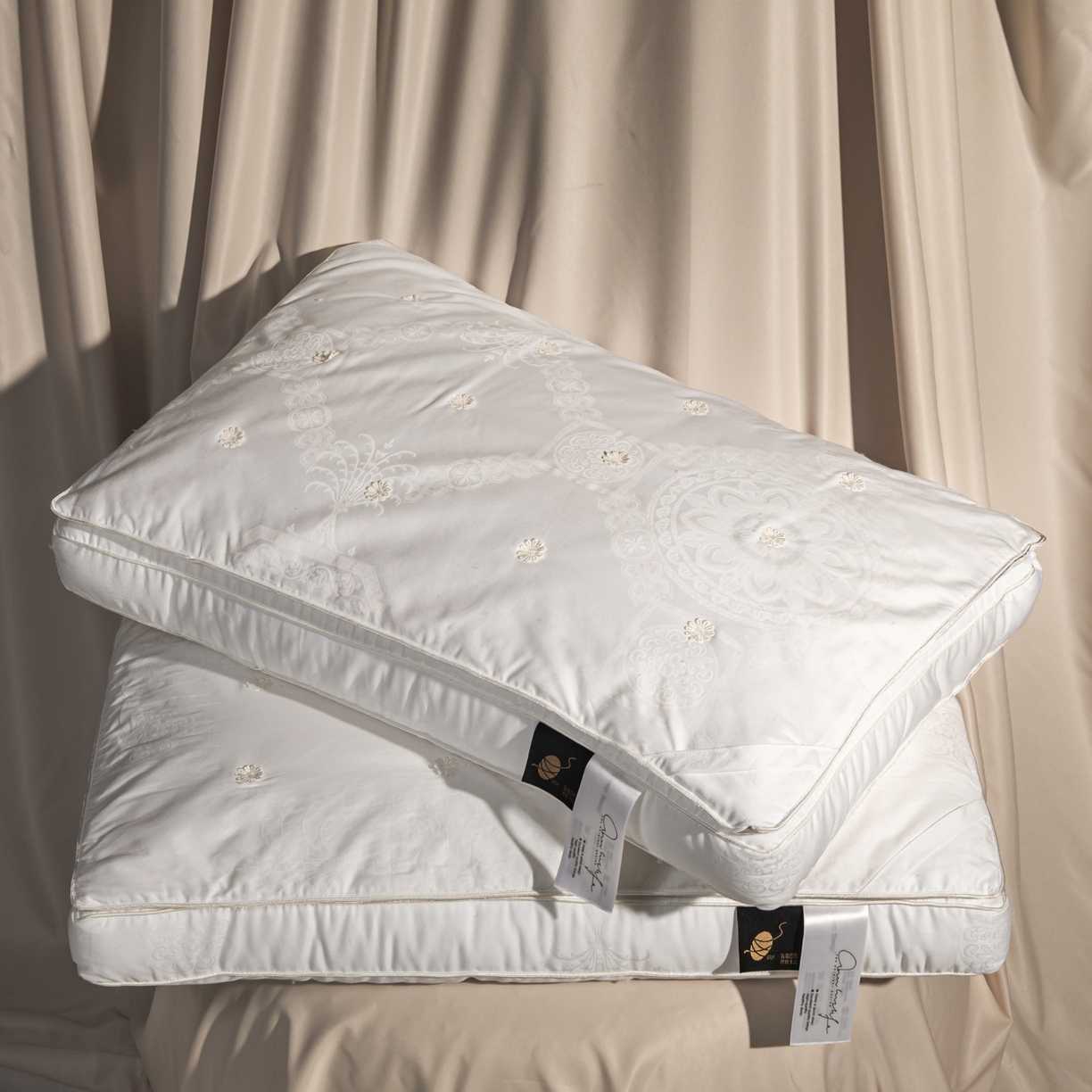 91家纺网 家纺一手货源 找家纺 （总）麦肯锡 2025新款缎纹提花蚕丝枕枕头枕芯