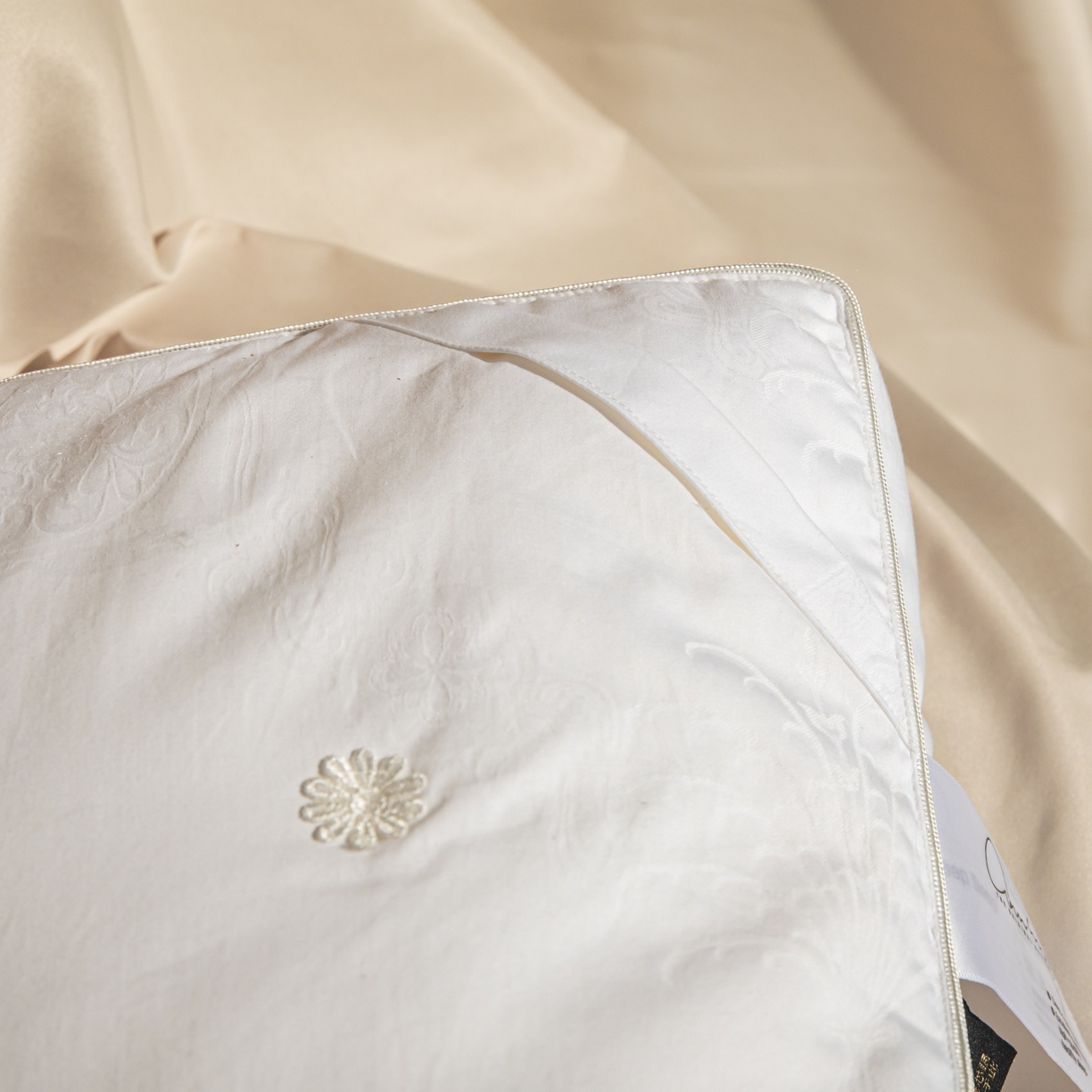 91家纺网 家纺一手货源 找家纺 （总）麦肯锡 2025新款缎纹提花蚕丝枕枕头枕芯