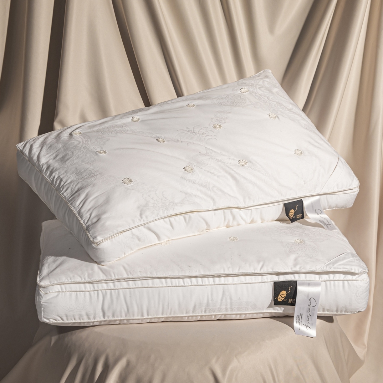 91家纺网 家纺一手货源 找家纺 （总）麦肯锡 2025新款缎纹提花蚕丝枕枕头枕芯