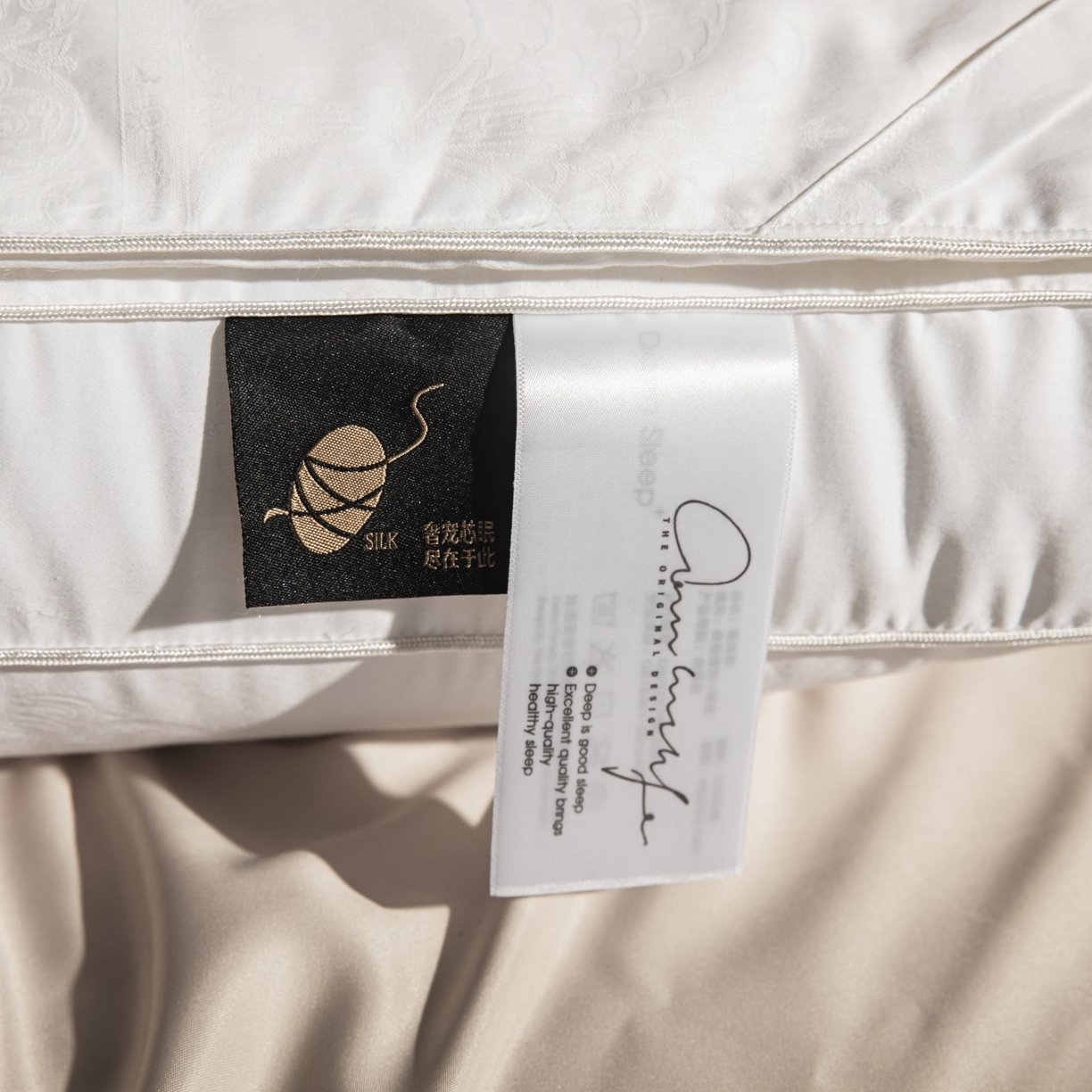 91家纺网 家纺一手货源 找家纺 （总）麦肯锡 2025新款缎纹提花蚕丝枕枕头枕芯