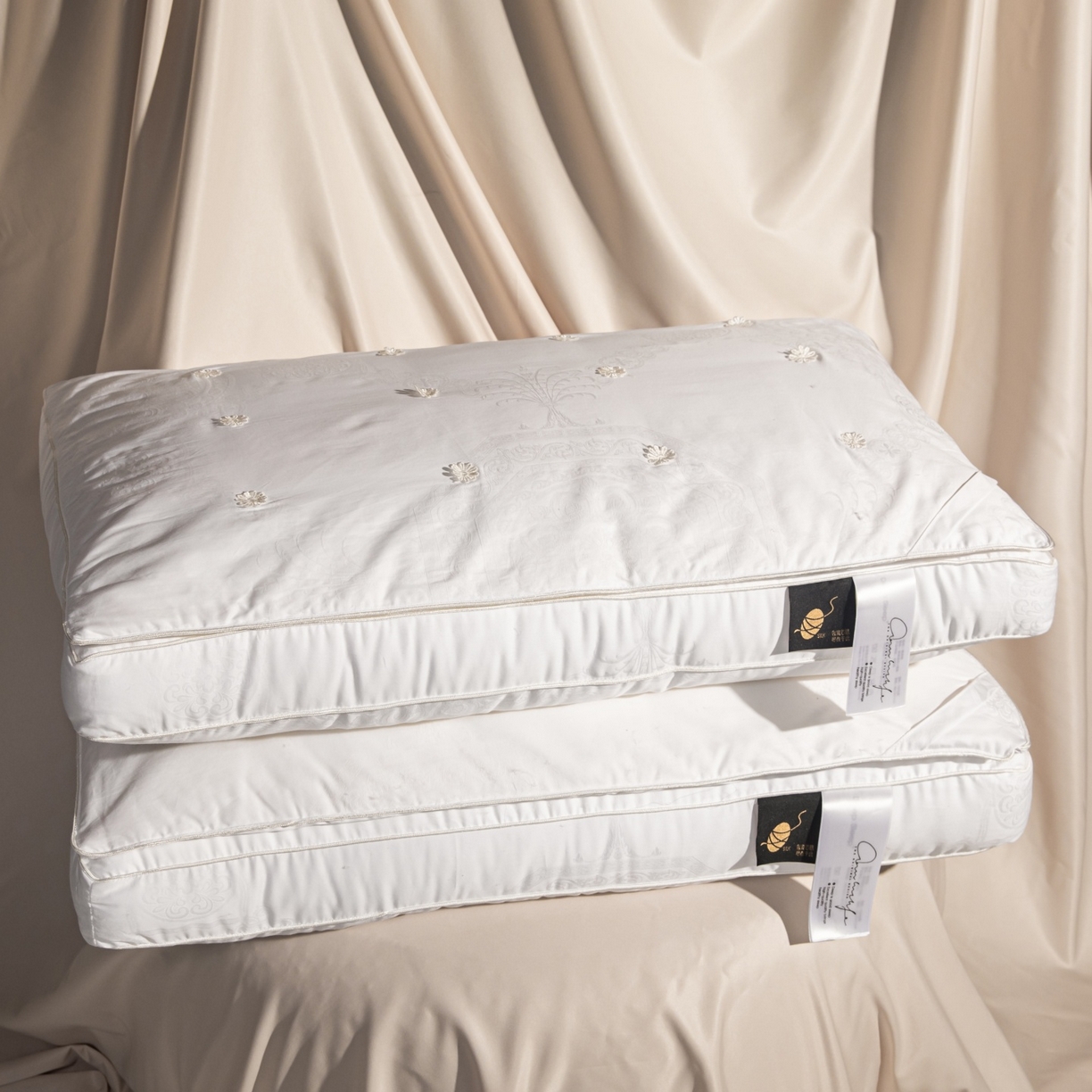 91家纺网 家纺一手货源 找家纺 麦肯锡 2025新款缎纹提花蚕丝枕枕头枕芯 白色/只