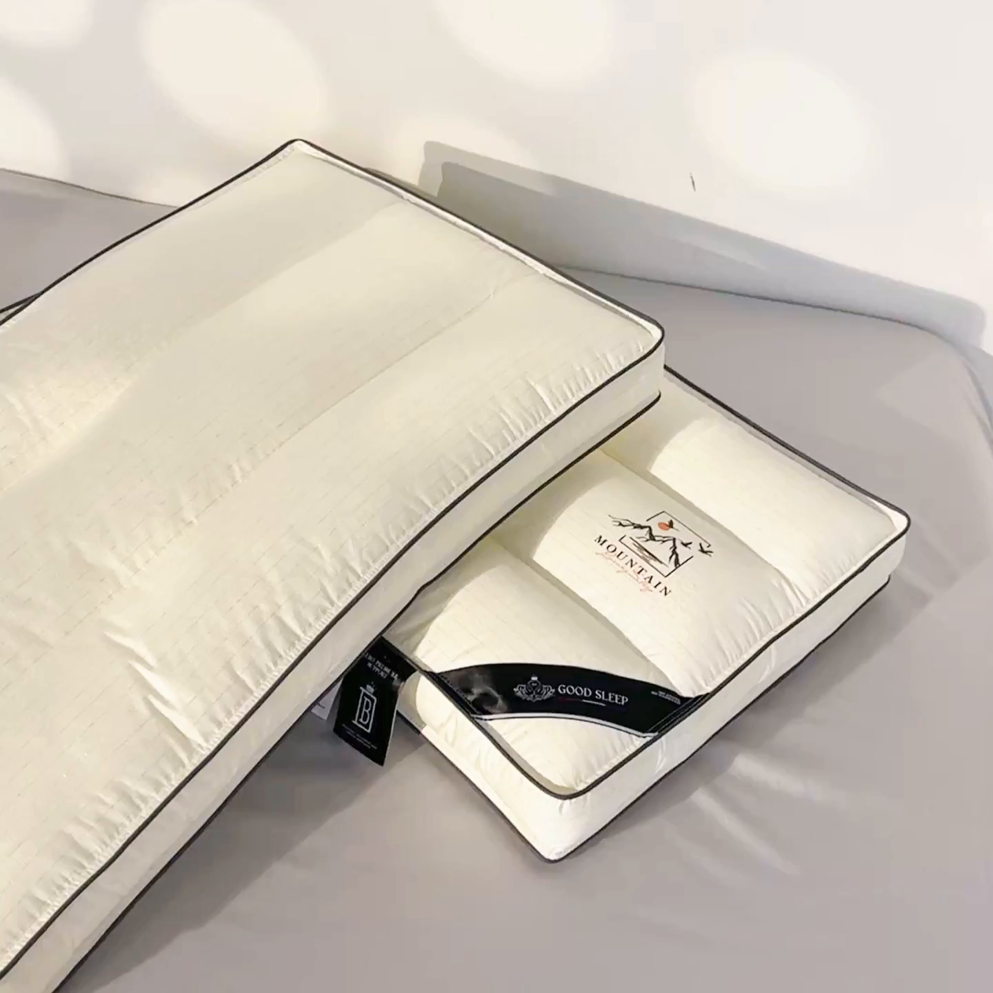 91家纺网 家纺一手货源 找家纺 （总）麦肯锡 2025新款云逸三分区类羽丝绒枕枕头枕芯