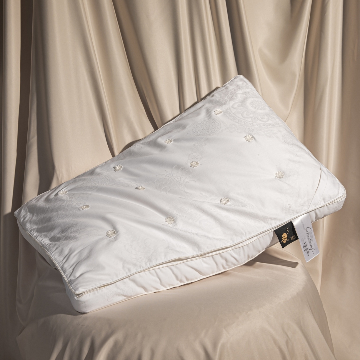 91家纺网 家纺一手货源 找家纺 麦肯锡 2025新款缎纹提花蚕丝枕枕头枕芯 白色/只