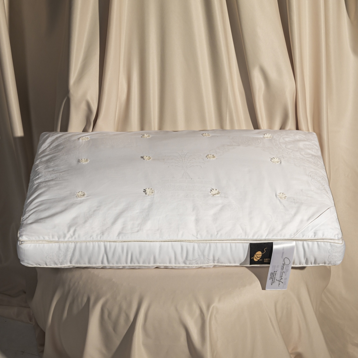 91家纺网 家纺一手货源 找家纺 麦肯锡 2025新款缎纹提花蚕丝枕枕头枕芯 白色/只