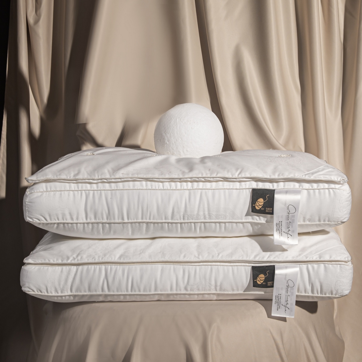 91家纺网 家纺一手货源 找家纺 麦肯锡 2025新款缎纹提花蚕丝枕枕头枕芯 白色/只