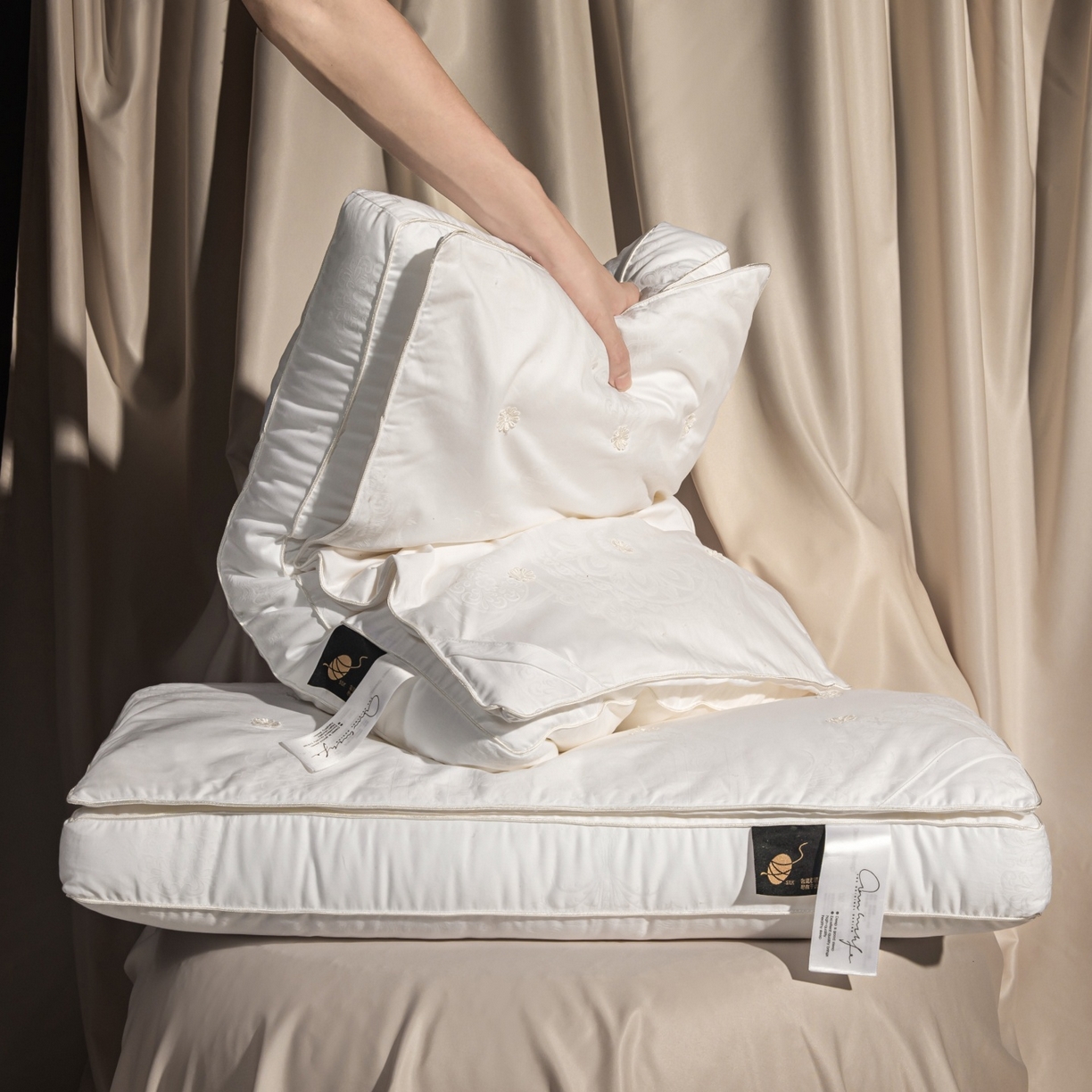 91家纺网 家纺一手货源 找家纺 麦肯锡 2025新款缎纹提花蚕丝枕枕头枕芯 白色/只