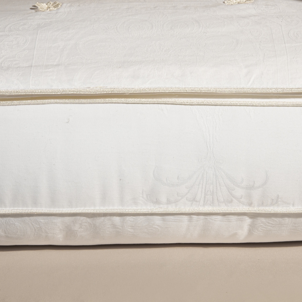 91家纺网 家纺一手货源 找家纺 麦肯锡 2025新款缎纹提花蚕丝枕枕头枕芯 白色/只