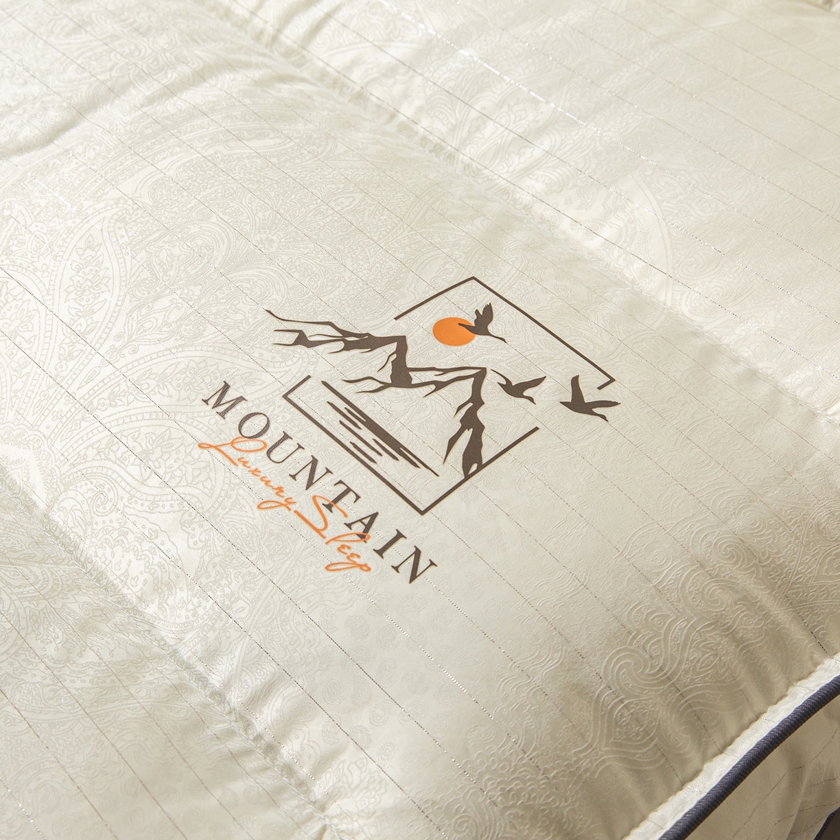 91家纺网 家纺一手货源 找家纺 （总）麦肯锡 2025新款云逸三分区类羽丝绒枕枕头枕芯