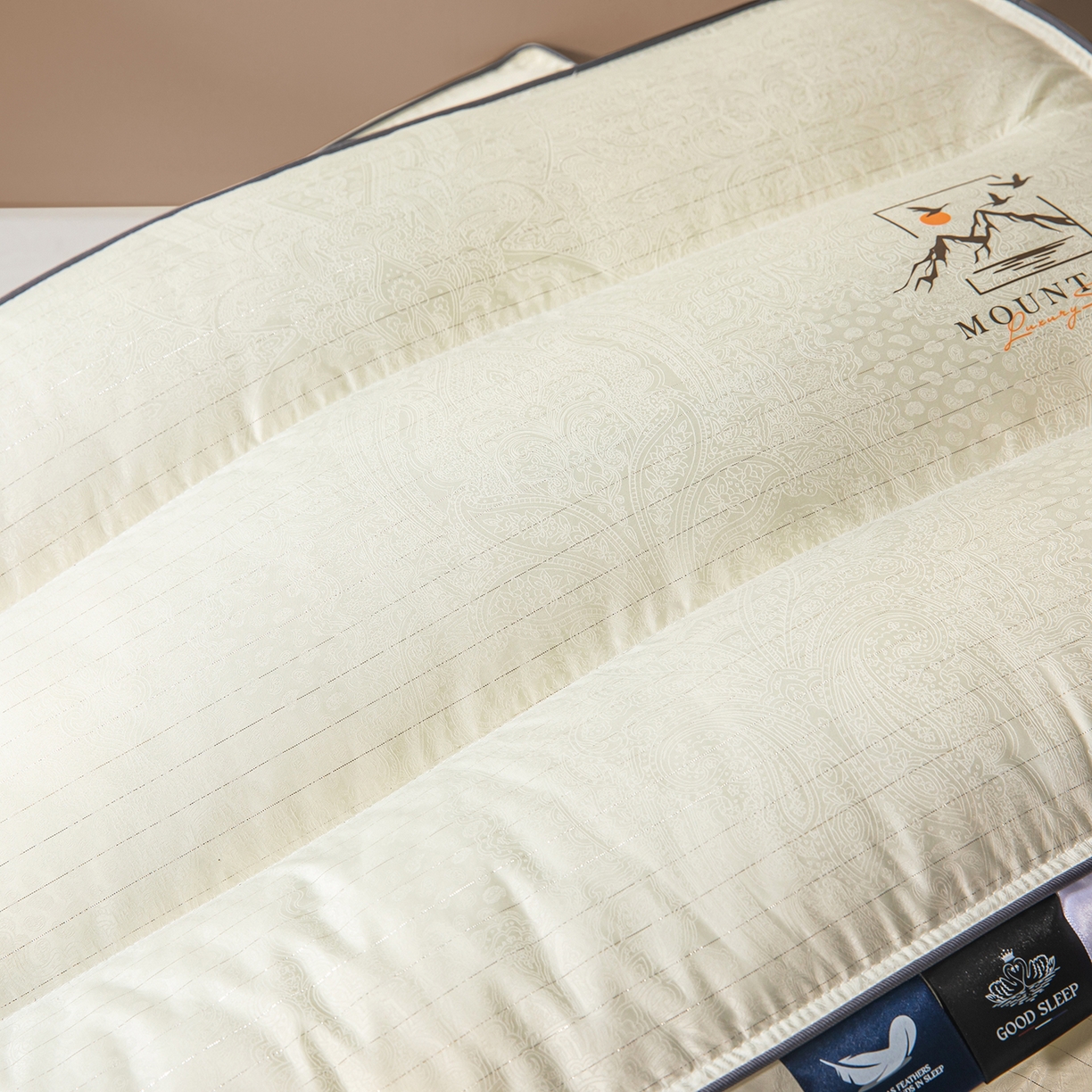 91家纺网 家纺一手货源 找家纺 （总）麦肯锡 2025新款云逸三分区类羽丝绒枕枕头枕芯