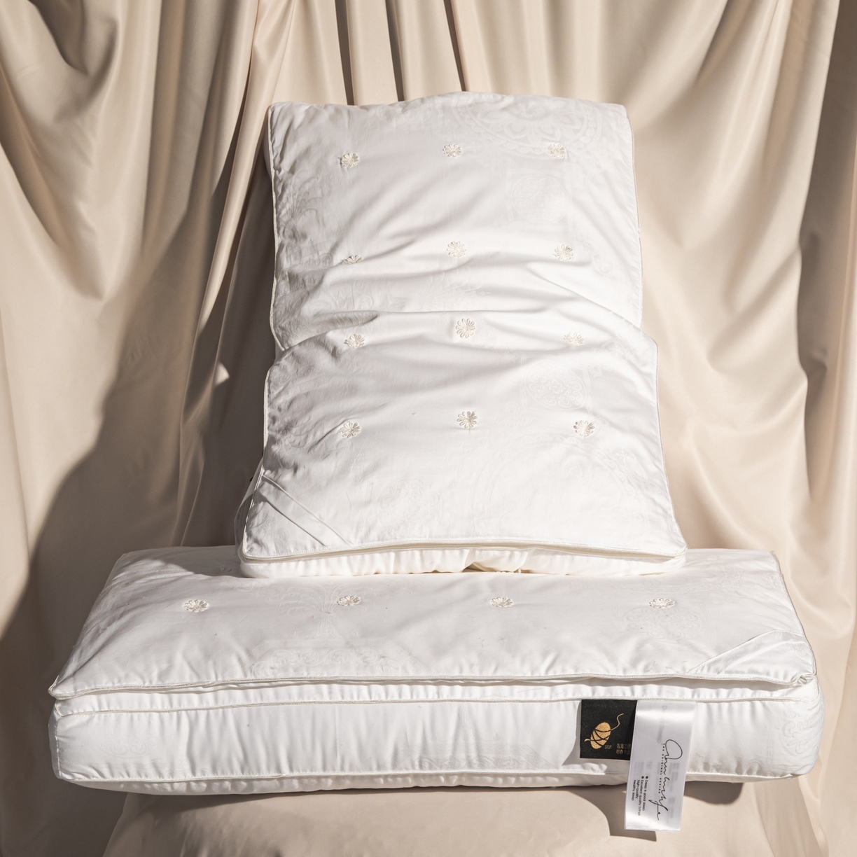 91家纺网 家纺一手货源 找家纺 麦肯锡 2025新款缎纹提花蚕丝枕枕头枕芯 白色/对