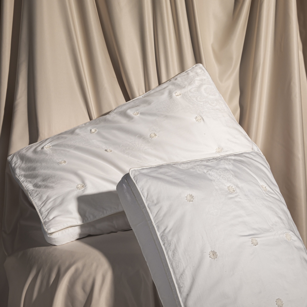 91家纺网 家纺一手货源 找家纺 麦肯锡 2025新款缎纹提花蚕丝枕枕头枕芯 白色/对