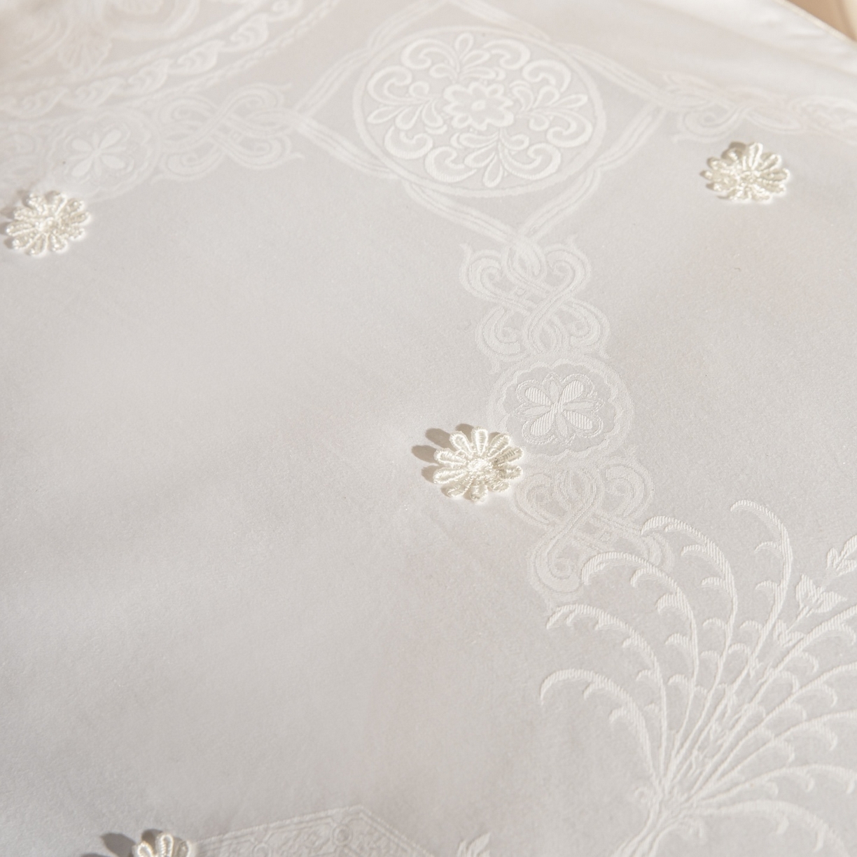 91家纺网 家纺一手货源 找家纺 麦肯锡 2025新款缎纹提花蚕丝枕枕头枕芯 白色/对