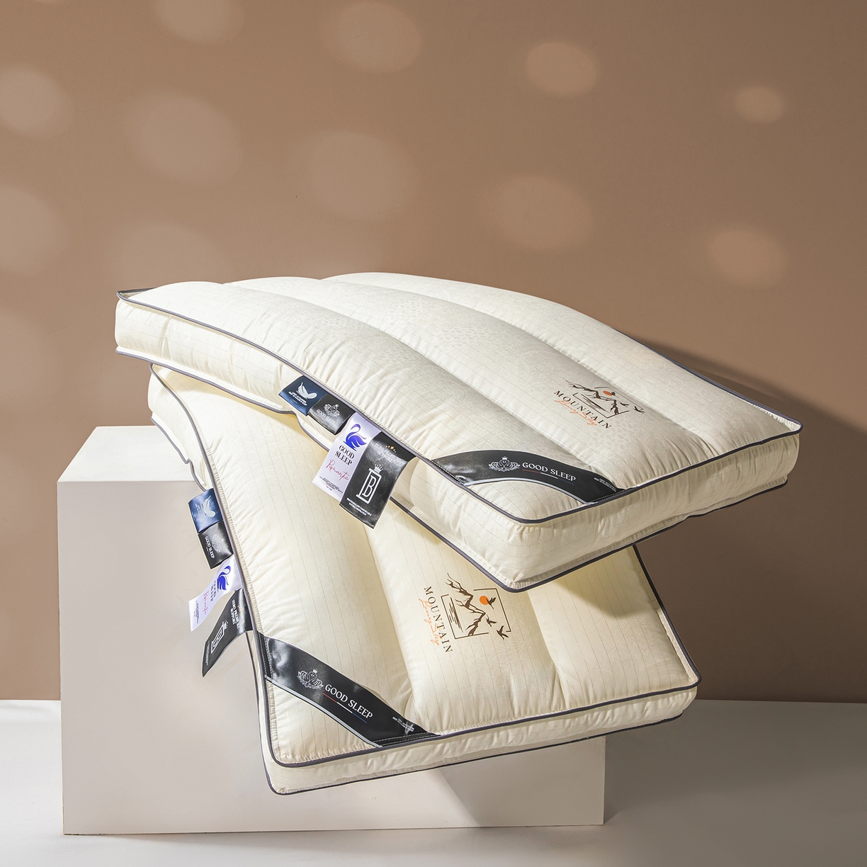 91家纺网 家纺一手货源 找家纺 麦肯锡 2025新款云逸三分区类羽丝绒枕枕头枕芯 云逸三分区类羽丝绒枕/只