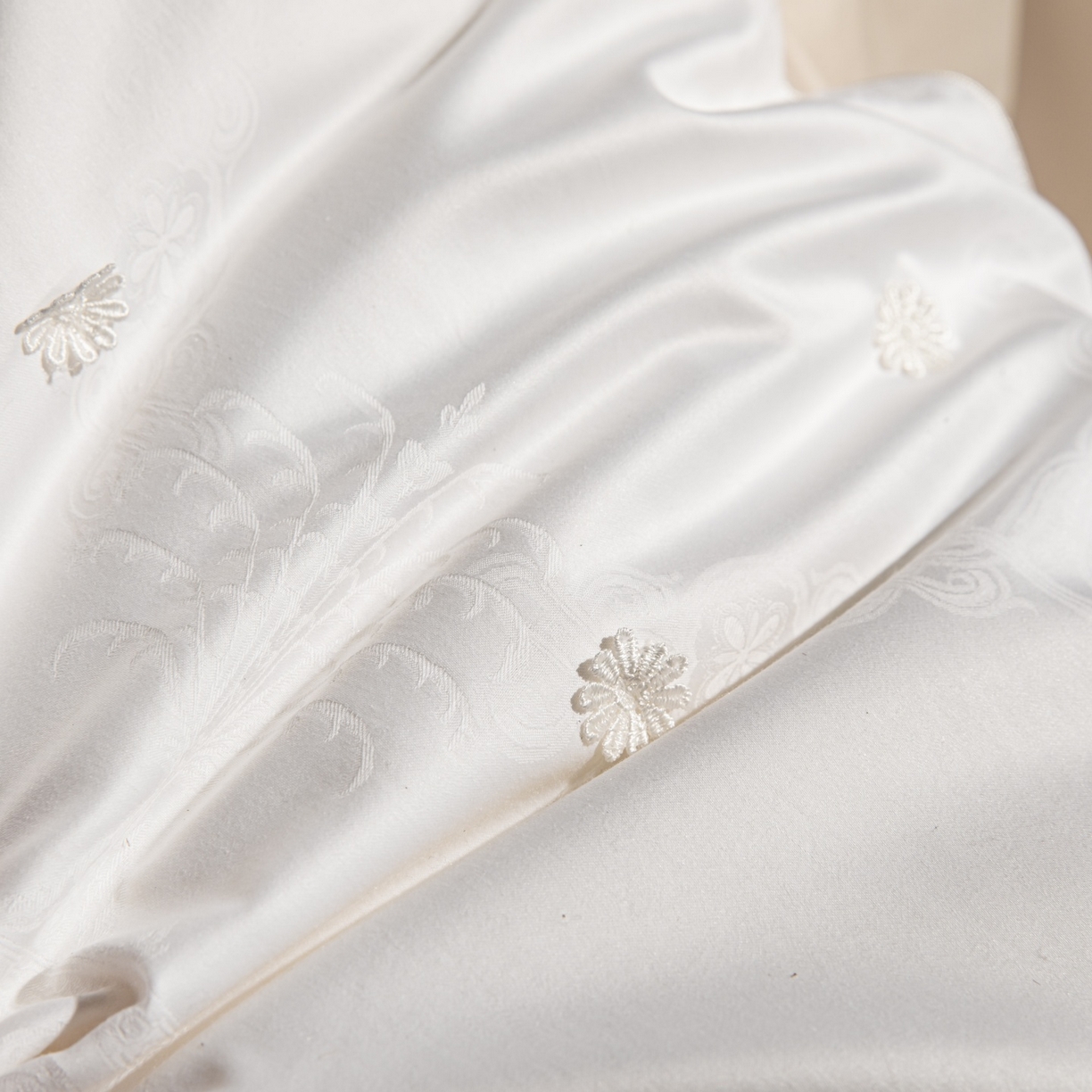 91家纺网 家纺一手货源 找家纺 麦肯锡 2025新款缎纹提花蚕丝枕枕头枕芯 白色/对