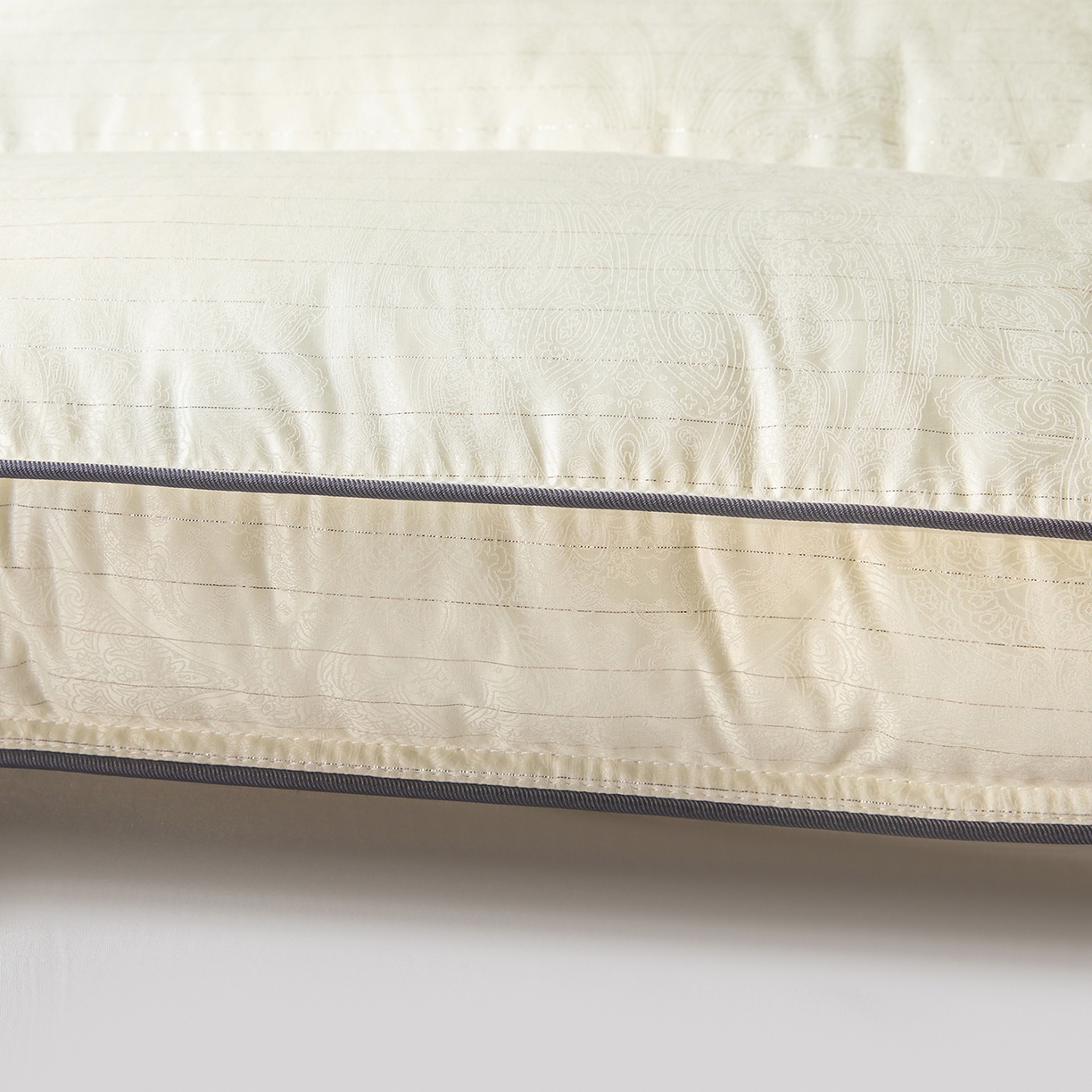 91家纺网 家纺一手货源 找家纺 麦肯锡 2025新款云逸三分区类羽丝绒枕枕头枕芯 云逸三分区类羽丝绒枕/只