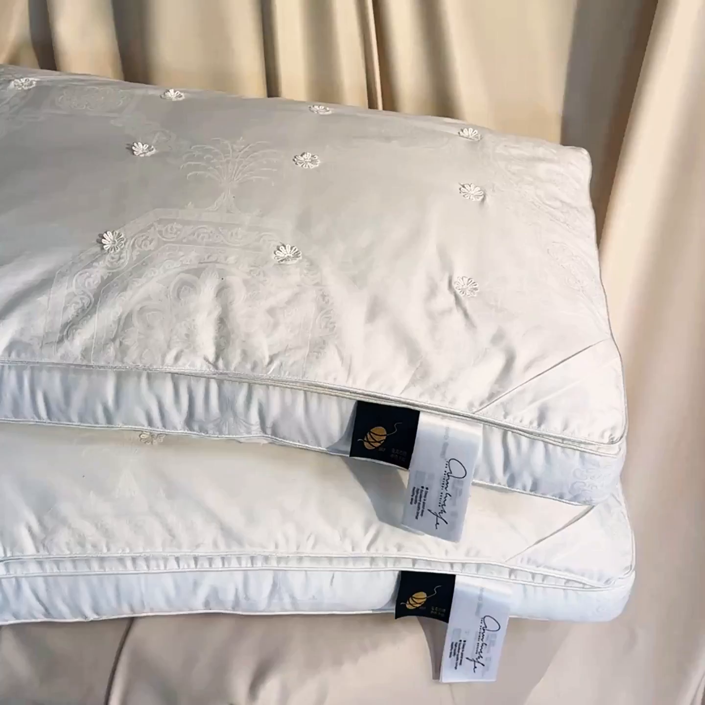 91家纺网 家纺一手货源 找家纺 麦肯锡 2025新款缎纹提花蚕丝枕枕头枕芯 白色/对
