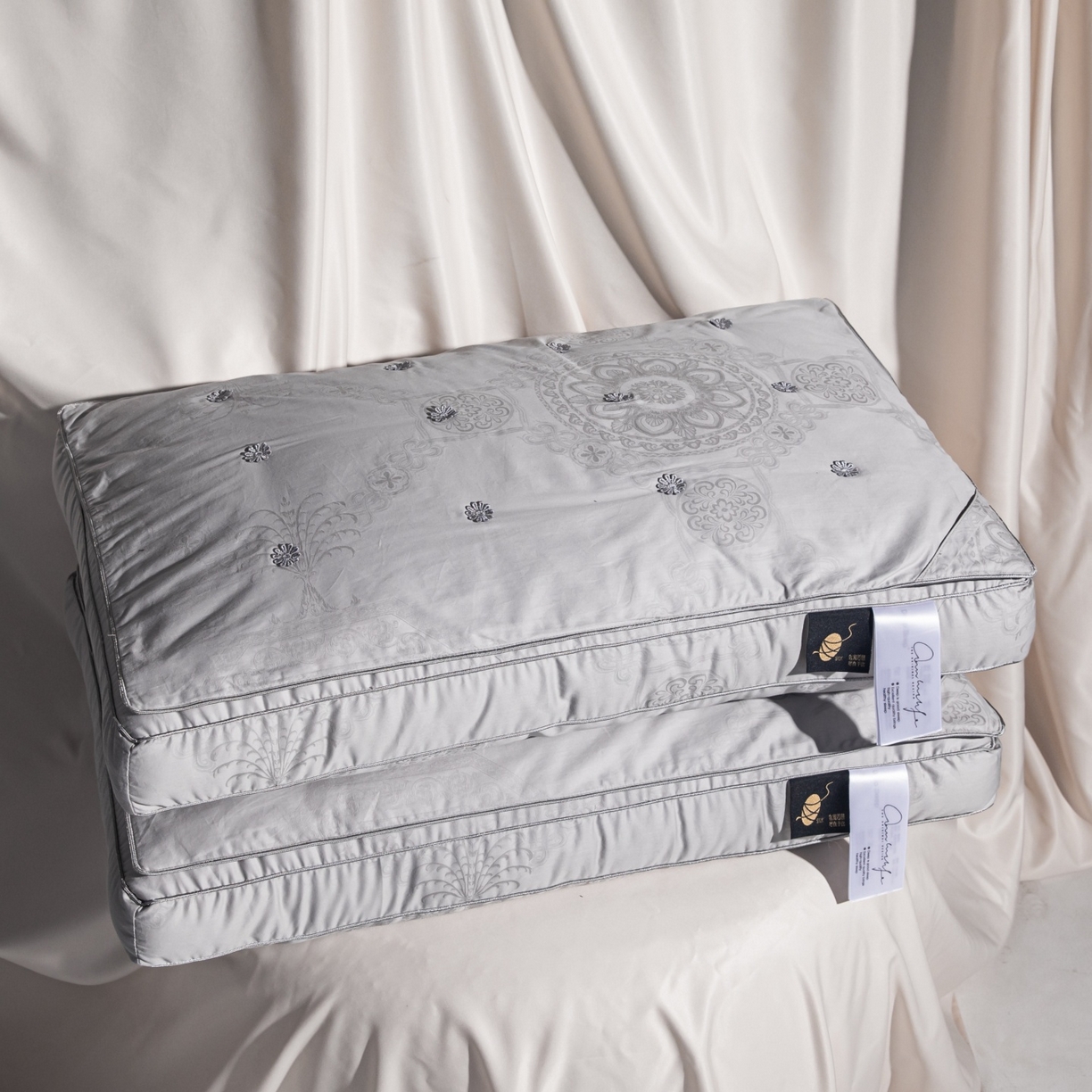 91家纺网 家纺一手货源 找家纺 麦肯锡 2025新款缎纹提花蚕丝枕枕头枕芯 灰色/只