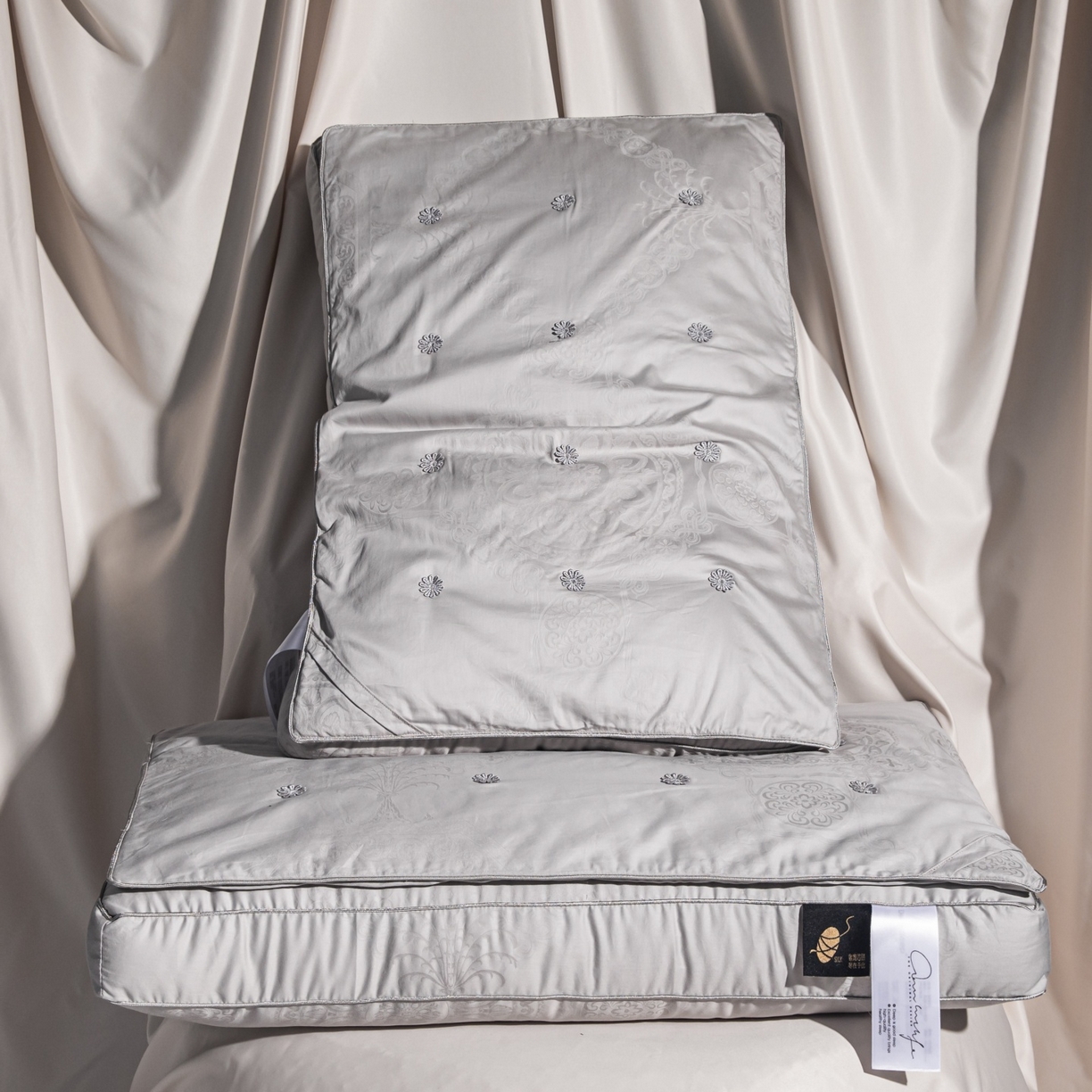 91家纺网 家纺一手货源 找家纺 麦肯锡 2025新款缎纹提花蚕丝枕枕头枕芯 灰色/只