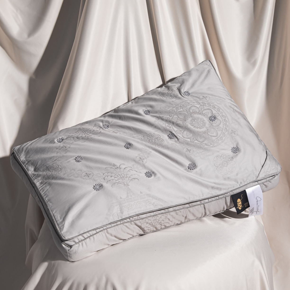 91家纺网 家纺一手货源 找家纺 麦肯锡 2025新款缎纹提花蚕丝枕枕头枕芯 灰色/只