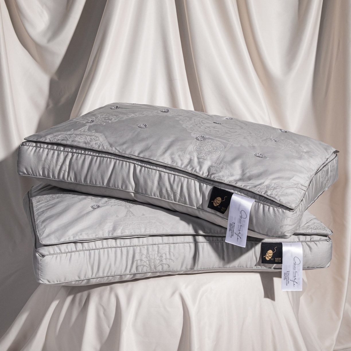 91家纺网 家纺一手货源 找家纺 麦肯锡 2025新款缎纹提花蚕丝枕枕头枕芯 灰色/只