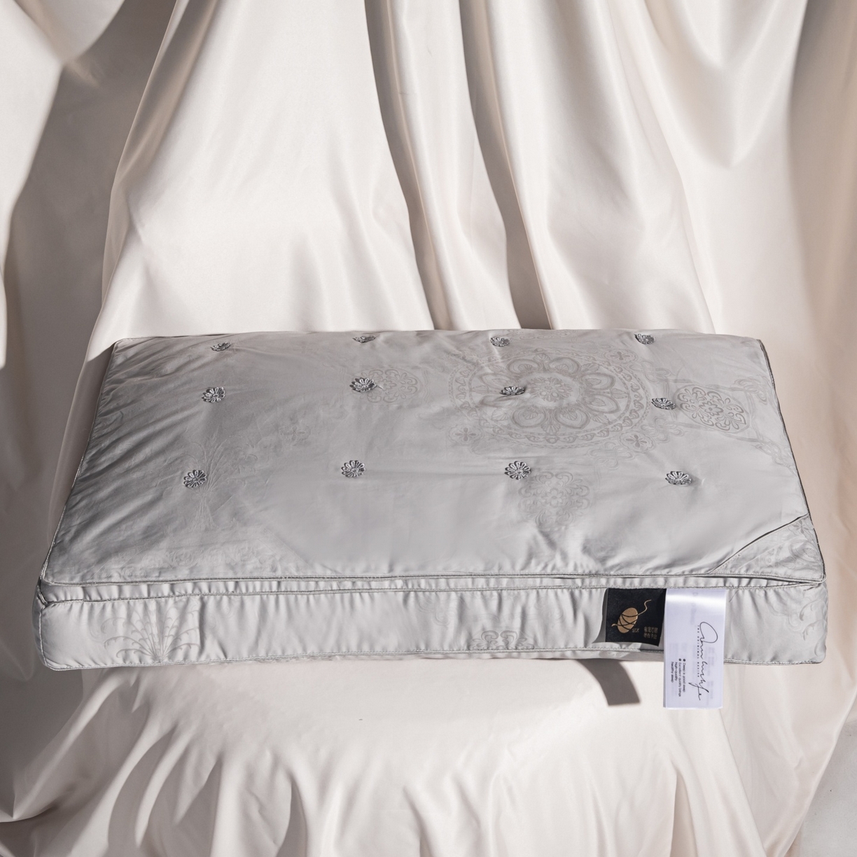 91家纺网 家纺一手货源 找家纺 麦肯锡 2025新款缎纹提花蚕丝枕枕头枕芯 灰色/只