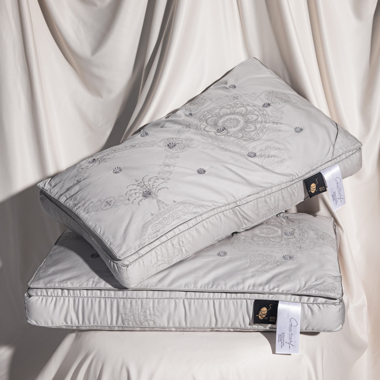 91家纺网 家纺一手货源 找家纺 麦肯锡 2025新款缎纹提花蚕丝枕枕头枕芯 灰色/只