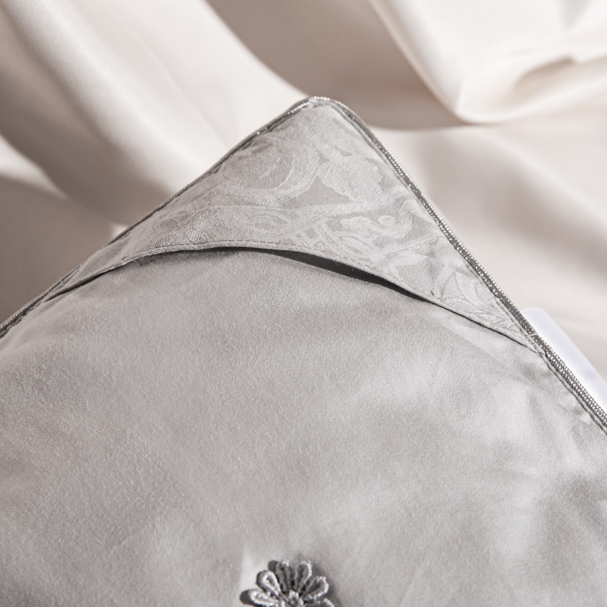 91家纺网 家纺一手货源 找家纺 麦肯锡 2025新款缎纹提花蚕丝枕枕头枕芯 灰色/只