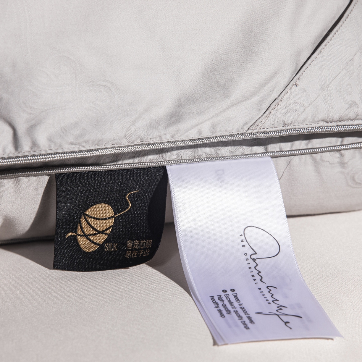 91家纺网 家纺一手货源 找家纺 麦肯锡 2025新款缎纹提花蚕丝枕枕头枕芯 灰色/只