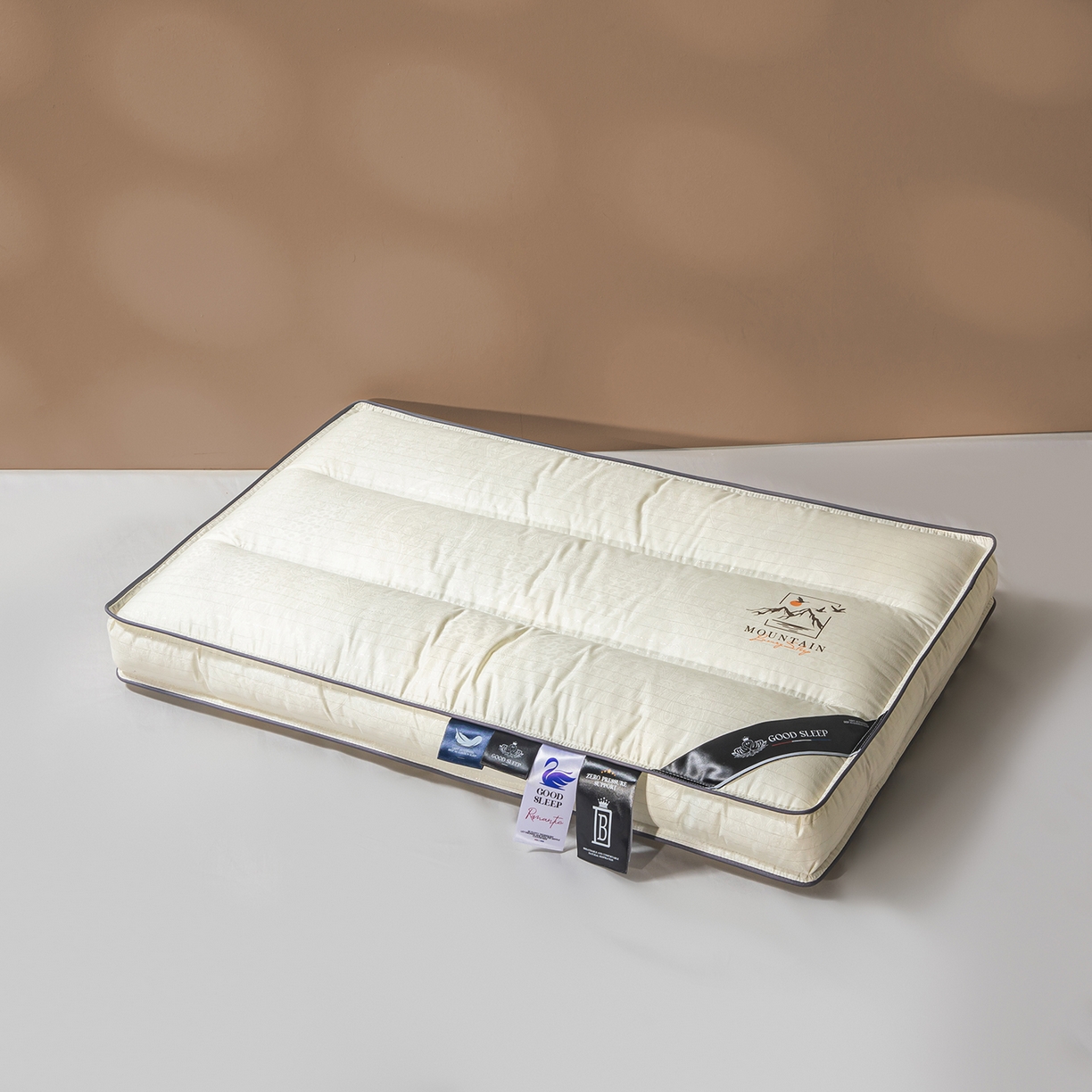 91家纺网 家纺一手货源 找家纺 麦肯锡 2025新款云逸三分区类羽丝绒枕枕头枕芯 云逸三分区类羽丝绒枕/对