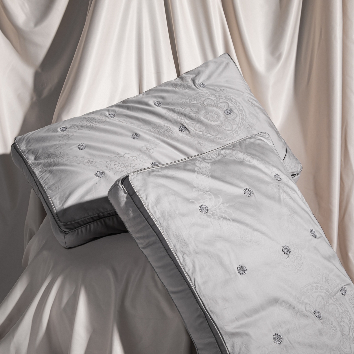 91家纺网 家纺一手货源 找家纺 麦肯锡 2025新款缎纹提花蚕丝枕枕头枕芯 灰色/对