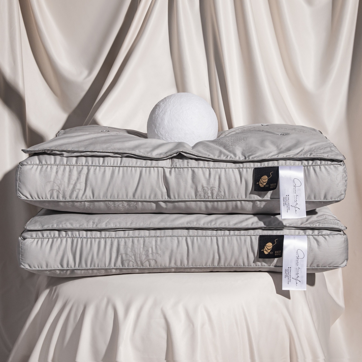 91家纺网 家纺一手货源 找家纺 麦肯锡 2025新款缎纹提花蚕丝枕枕头枕芯 灰色/对