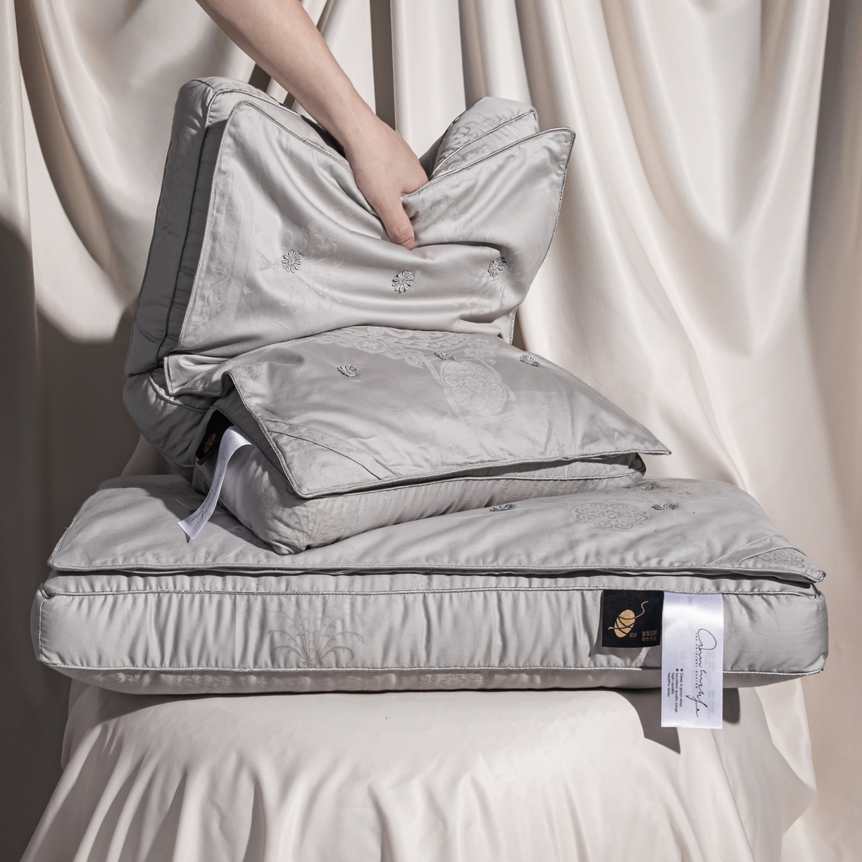 91家纺网 家纺一手货源 找家纺 麦肯锡 2025新款缎纹提花蚕丝枕枕头枕芯 灰色/对