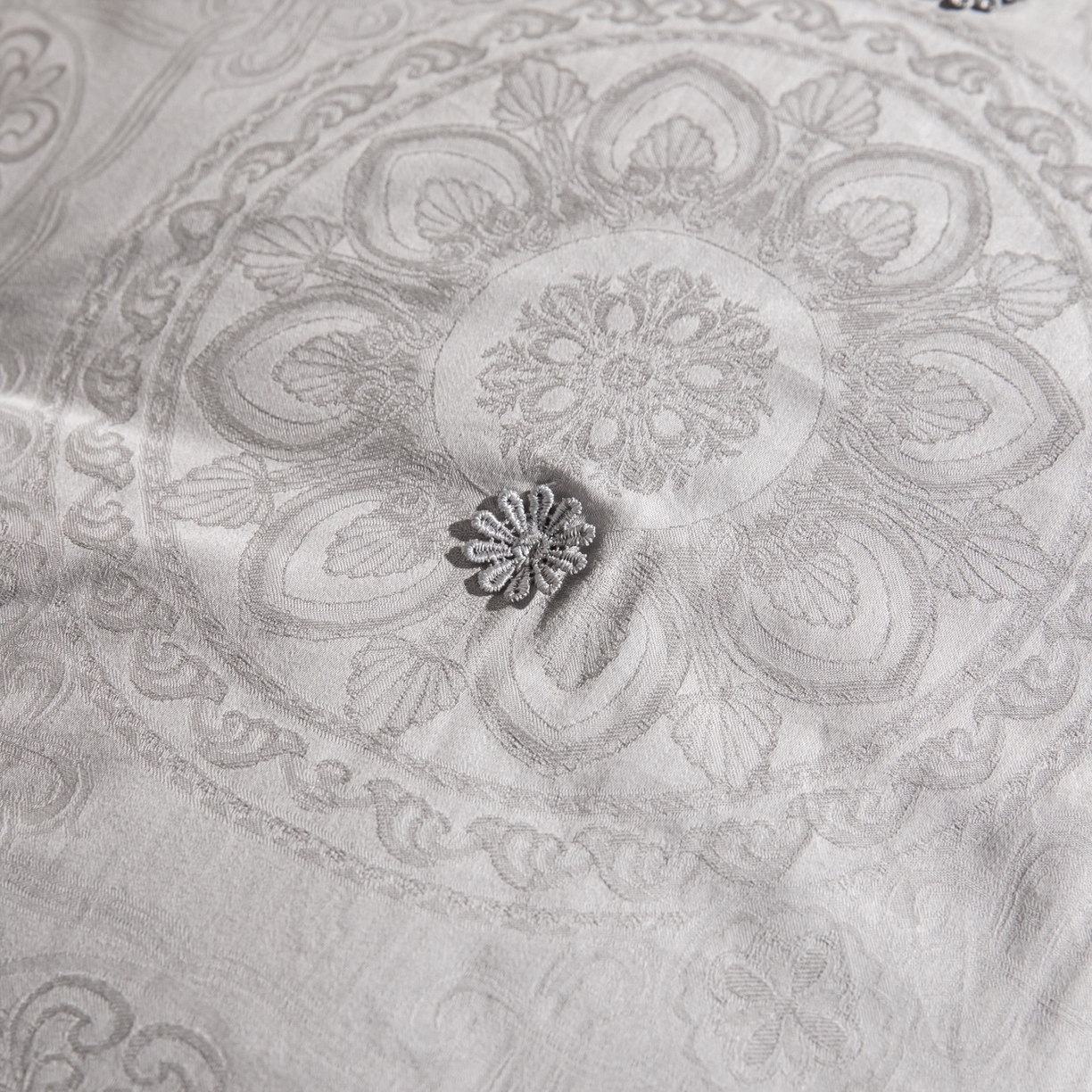 91家纺网 家纺一手货源 找家纺 麦肯锡 2025新款缎纹提花蚕丝枕枕头枕芯 灰色/对